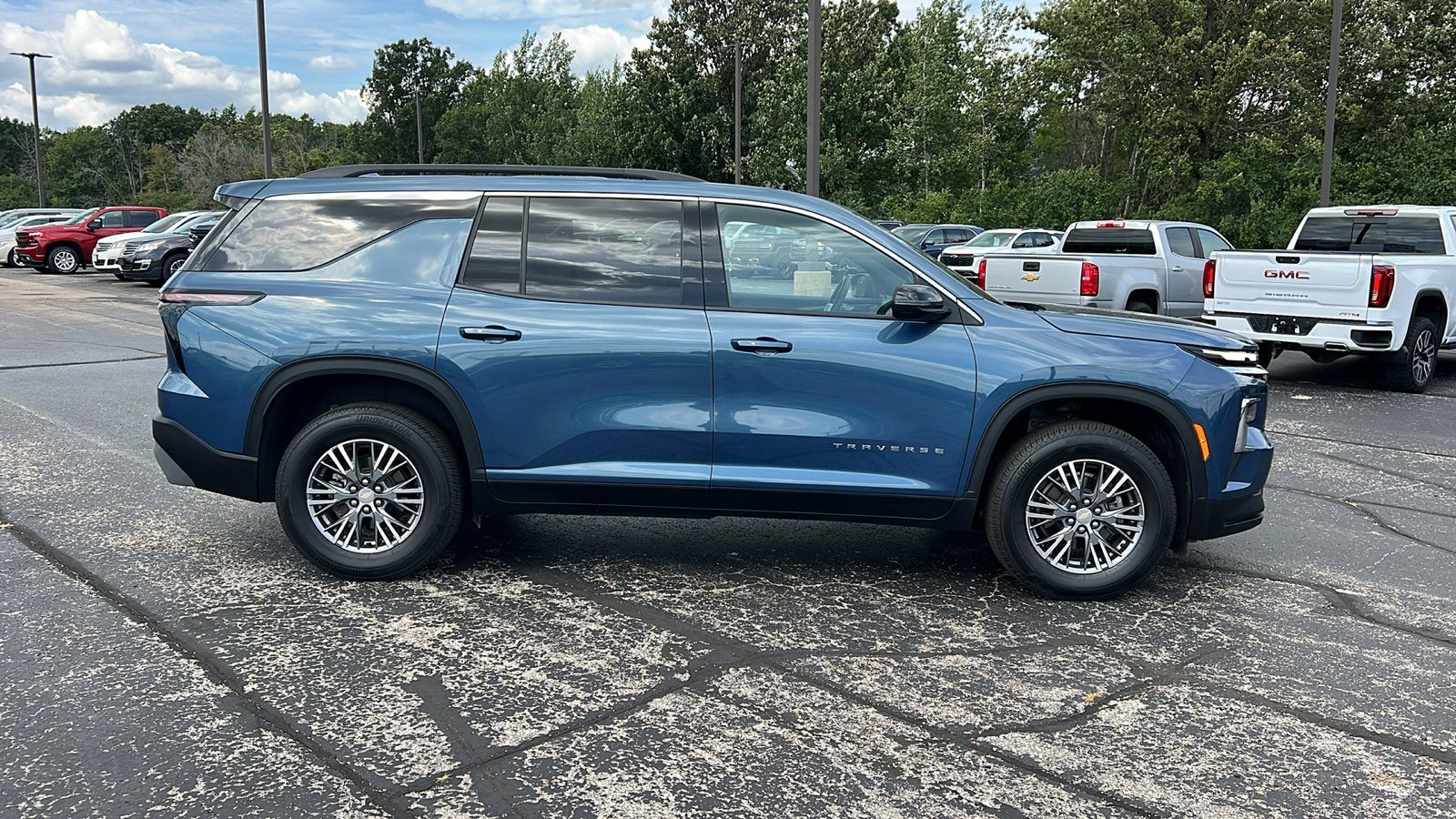 2025 Chevrolet Traverse LT